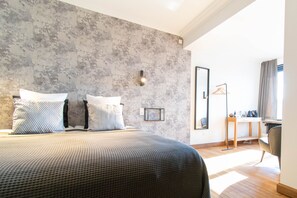 Superior Room (Mr/Mrs Harvey) | Egyptian cotton sheets, premium bedding, free minibar items - Porta Superia Boutique B&B (Mechelen)