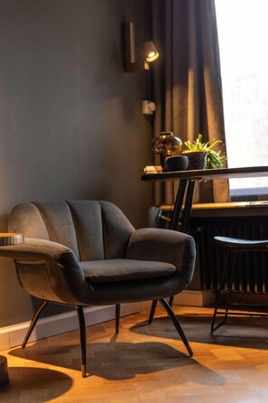 Deluxe Double Room (Mrs. Ginger) | Egyptian cotton sheets, premium bedding, free minibar items - Porta Superia Boutique  B&B (Mechelen)