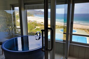 淋浴/盆浴组合、免费洗浴用品、吹风机、拖鞋