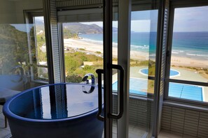 Ducha y bañera combinadas y artículos de higiene personal gratuitos