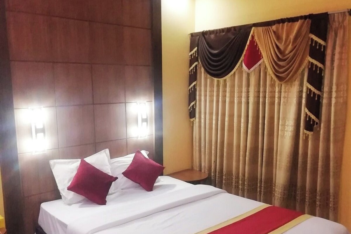 Deluxe Double Room, 1 Queen Bed, City View | Down comforters, pillowtop beds, in-room safe, desk