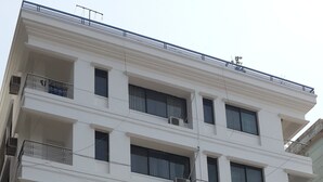 A multi-story building with balconies and air conditioning units. - Hotel Skylink (Dhaka)