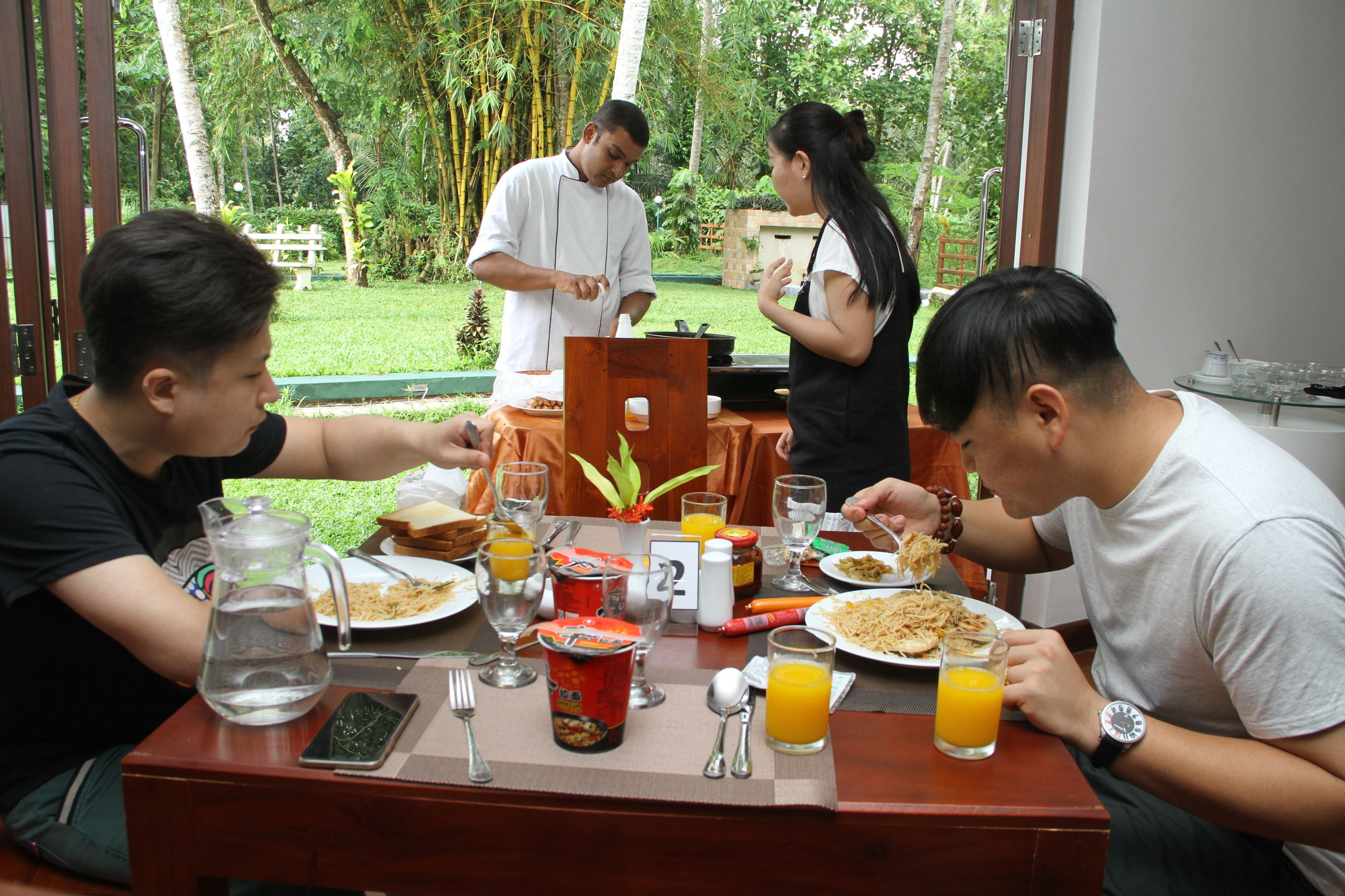 lunch and dinner served, international cuisine