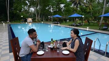 Lunch and dinner served, international cuisine