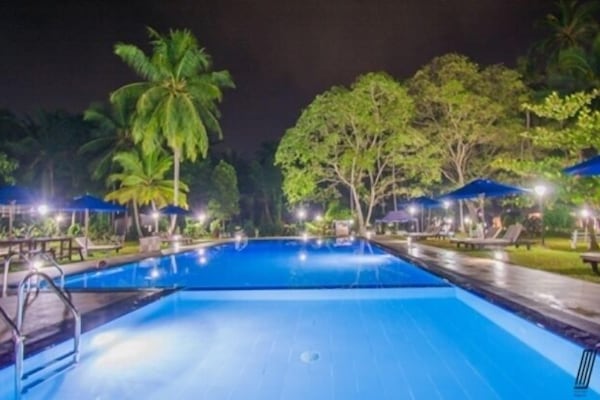 Kolam renang terbuka, kerusi lepak pantai