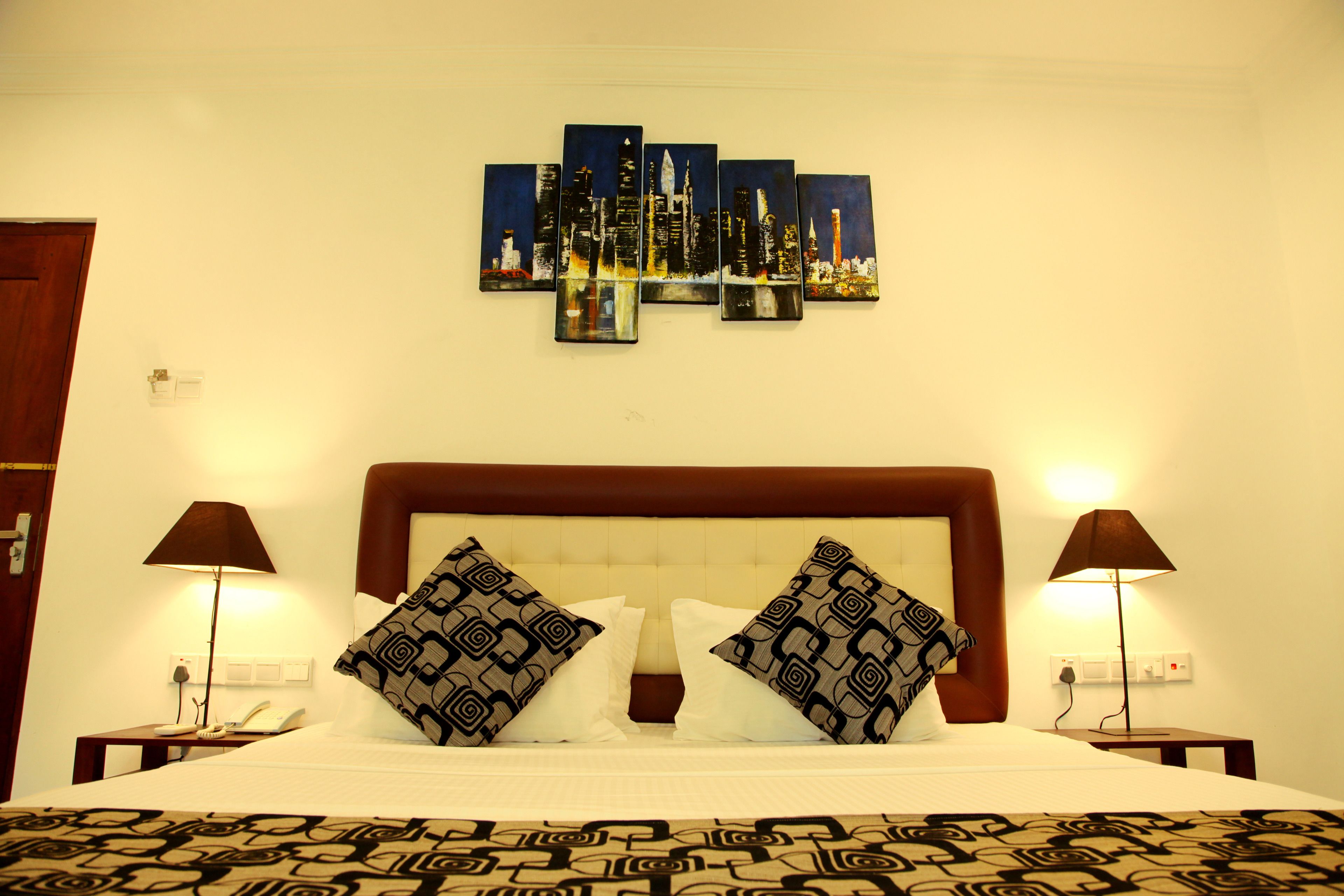 deluxe double room with complimentary airport transfer | minibar, in-room safe, desk, soundproofing