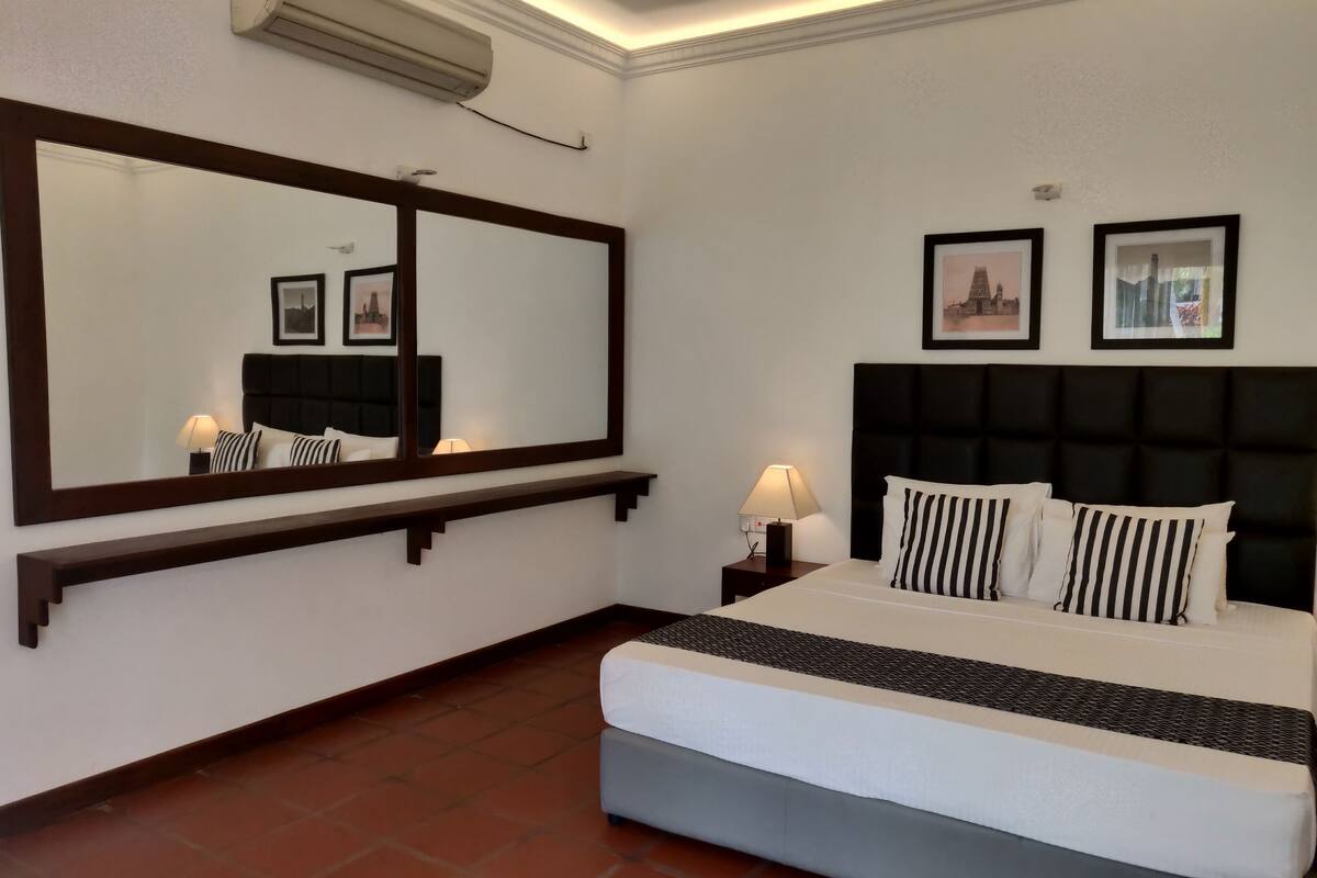 apartment with 3 bedrooms and complimentary airport transfer | minibar, in-room safe, desk, soundproofing