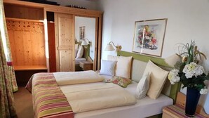 In-room safe, desk, WiFi (free), bed sheets - Aparthotel Fackler (Tegernsee)
