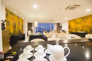 Premium Apartment, 3 Bedrooms, City View | Private kitchen