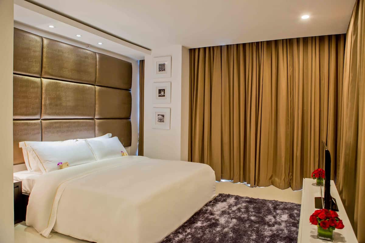 Kaliteli yatak takımı, minibar, odada kasa, masa 