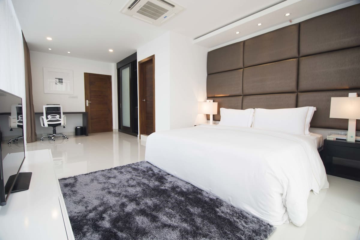 Premium Apart Daire, 3 Yatak Odası, Şehir Manzaralı | Kaliteli yatak takımı, minibar, odada kasa, masa 