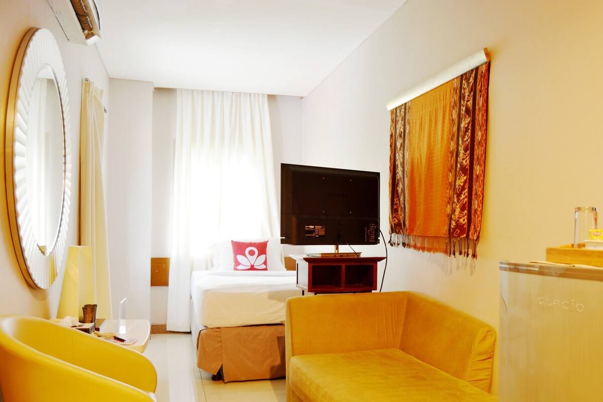 Desk, free WiFi, bed sheets