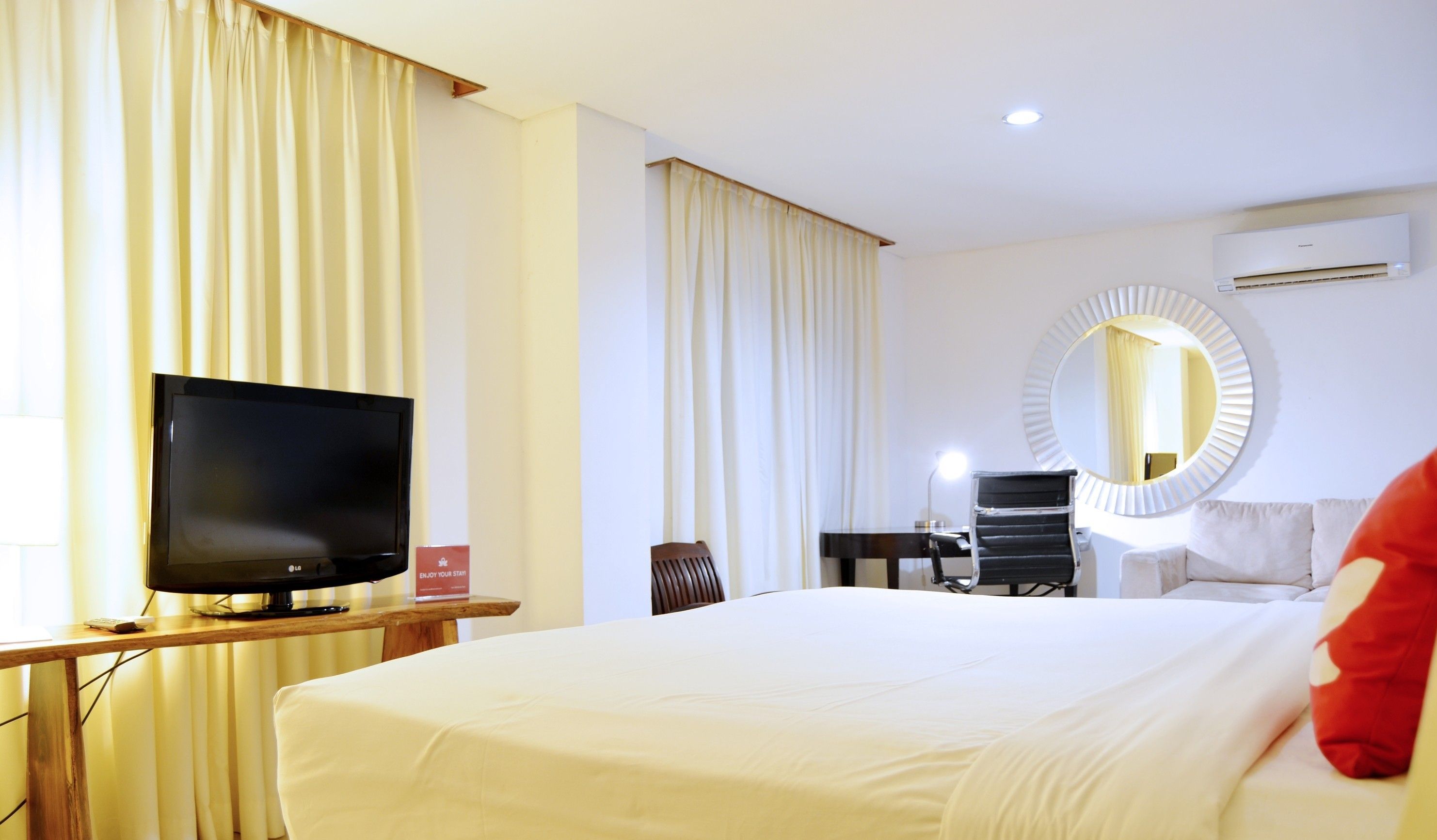 Desk, free WiFi, bed sheets