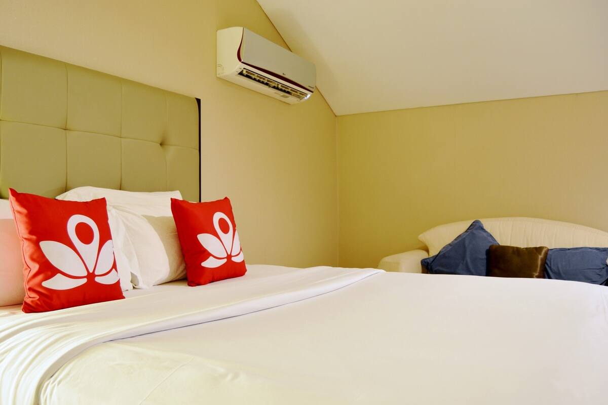 Desk, free WiFi, bed sheets