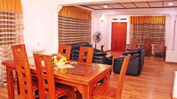 Villa, 3 Bedrooms | In-room dining