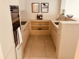 Deluxe Apartment, 1 Double Bed with Sofa bed | Private kitchen | Fridge, microwave, oven, stovetop