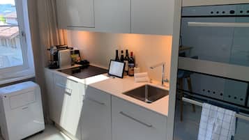 Departamento, cocina | Cocina privada | Refrigerador, microondas, horno y parrilla de estufa