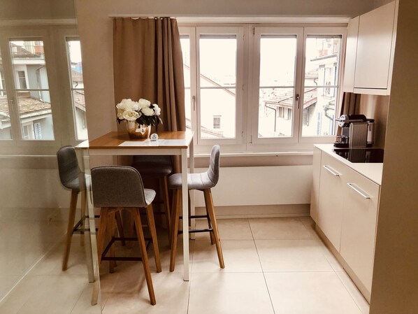 Apartamento, cocina | Servicio de comidas en la habitación