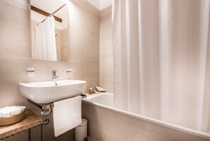 Deluxe-Apartment, 1 Doppelbett und Schlafsofa | Badezimmer | Dusche, kostenlose Toilettenartikel, Haartrockner, Bademäntel