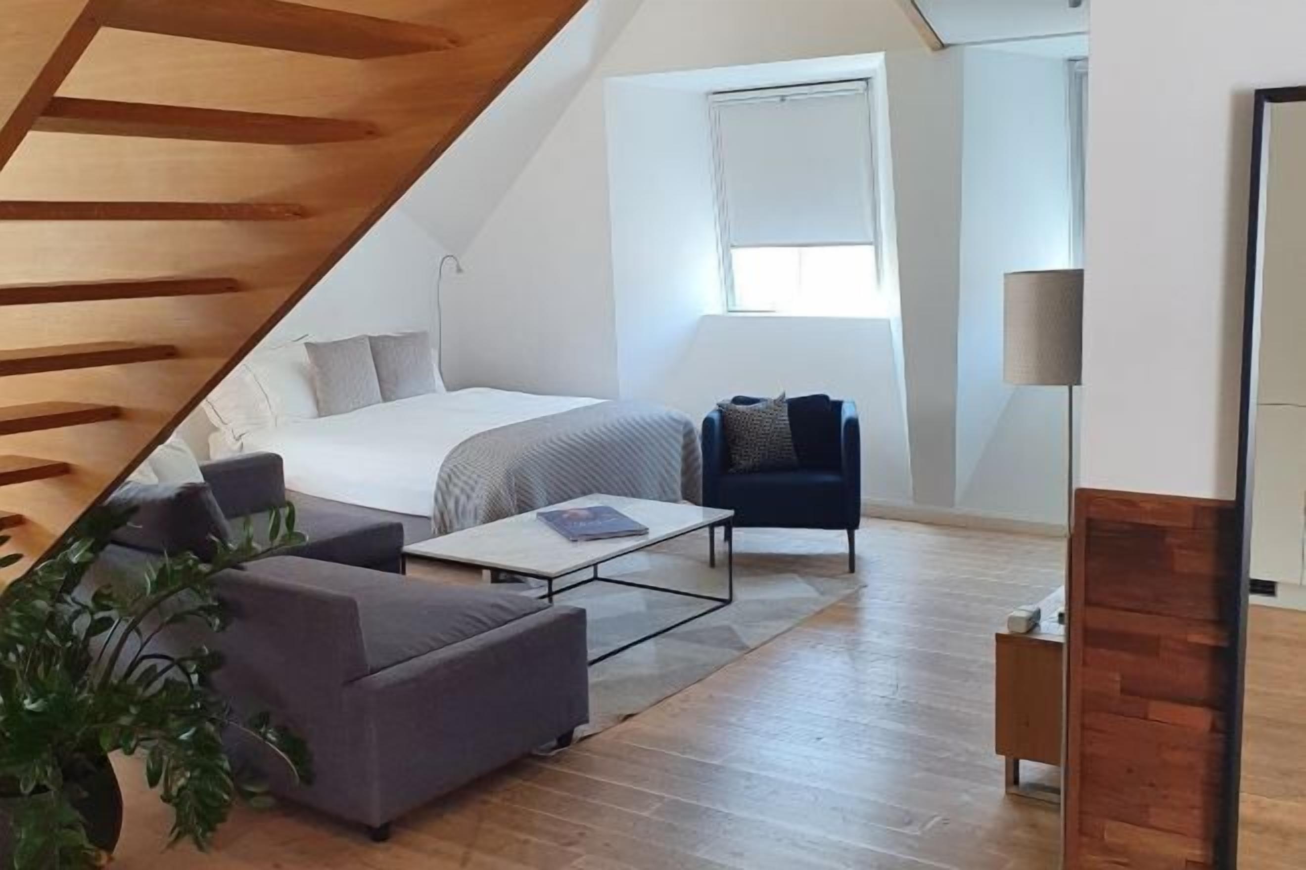 1 kamar tidur, minibar, meja kerja, dan ruang kerja ramah laptop