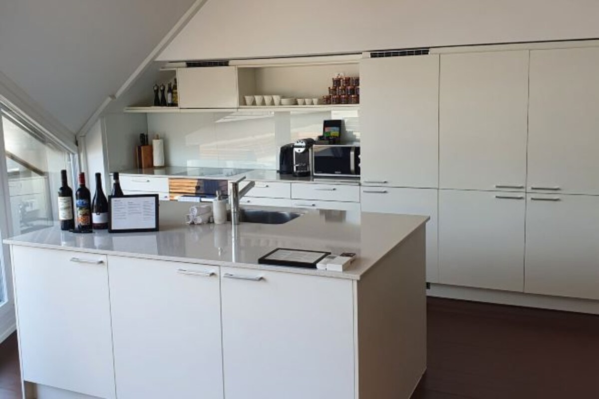 Eget kjøkken | Kaffetrakter/tekoker, kjøleskap, mikrobølgeovn og ovn