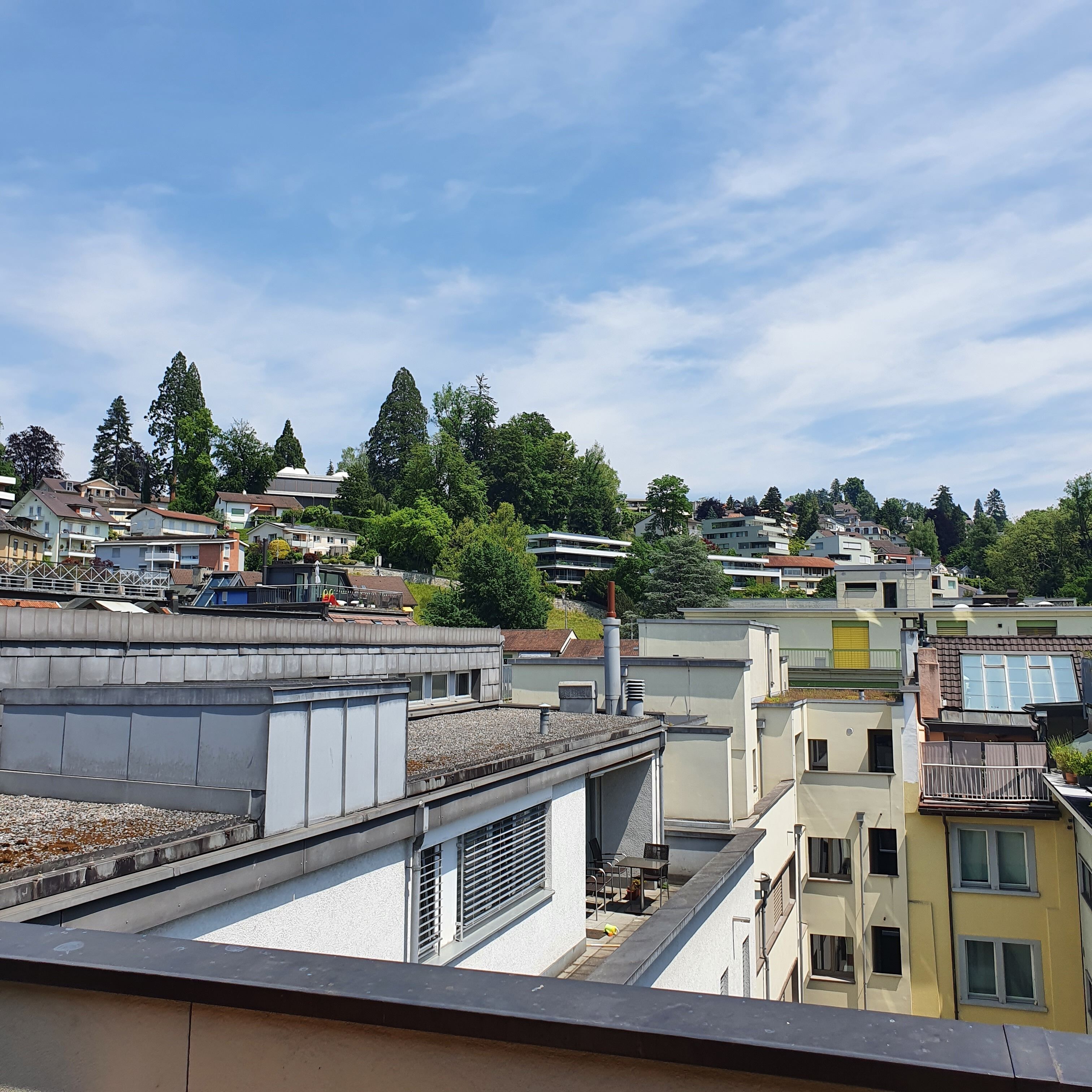 Una zona residencial con varios edificios, incluyendo casas y conjuntos de apartamentos.