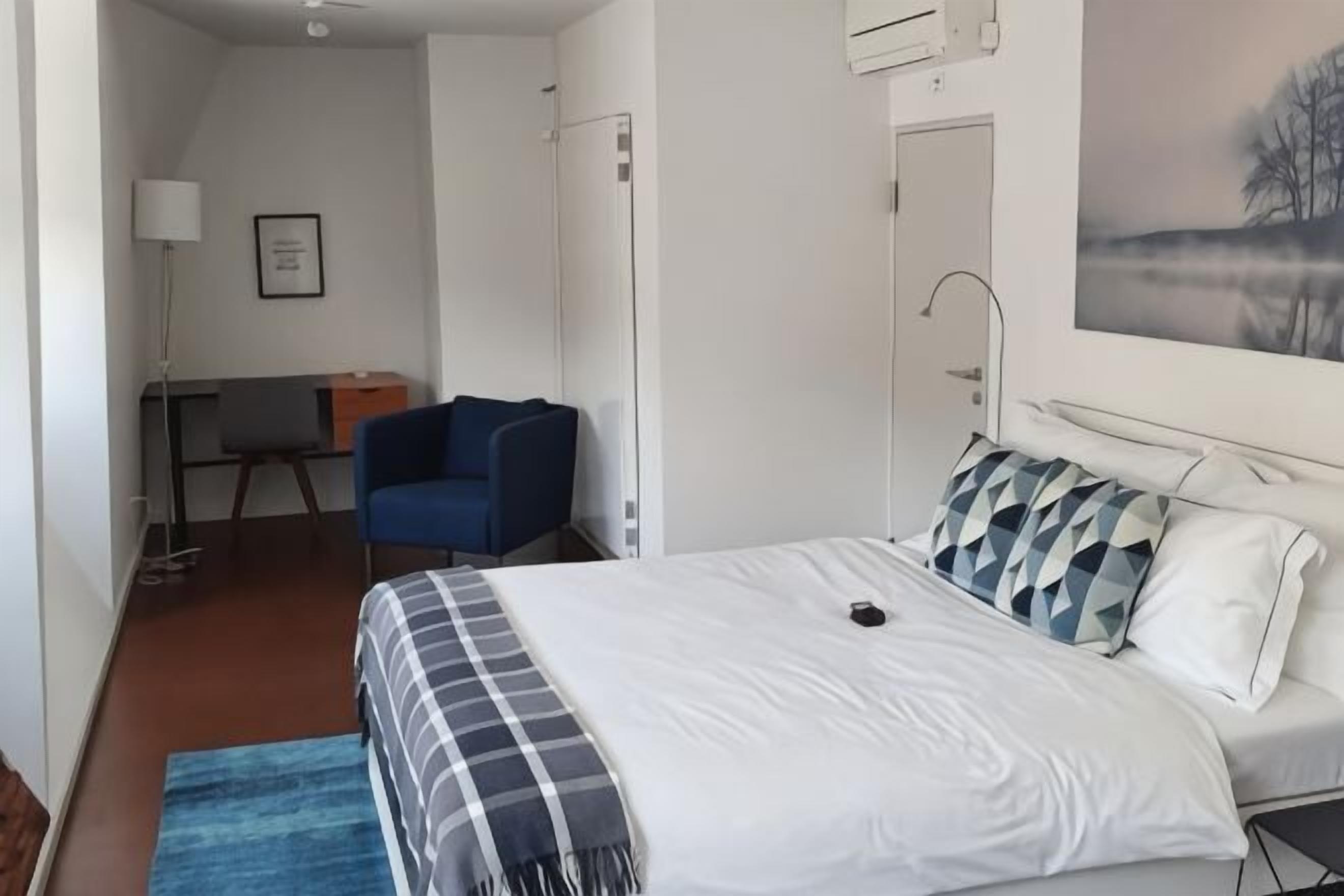 1 kamar tidur, minibar, meja kerja, dan ruang kerja ramah laptop