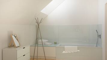 Een moderne badkamer met een douche in glazen cabine, een wastafel met glazen blad en een houten vloer.