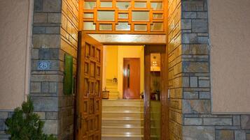 Pintu masuk hartanah