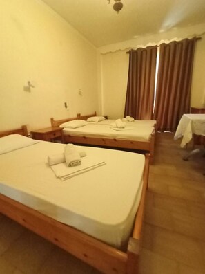 Desk, laptop workspace, soundproofing, free cribs/infant beds - Orion Studios (Istiaia-Aidipsos)