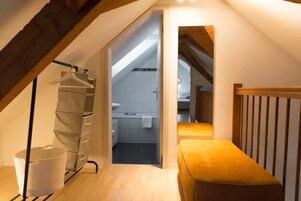 Minibar y espacio para trabajar con laptop 