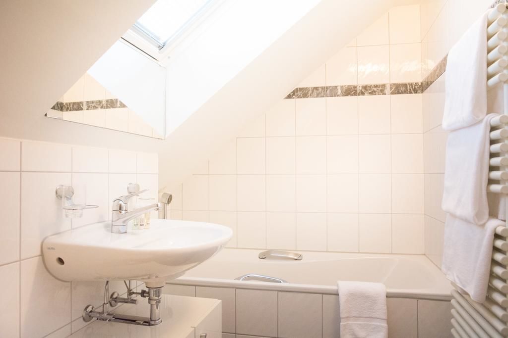 city apartment, city view | bathroom | shower, free toiletries, hair dryer, towels