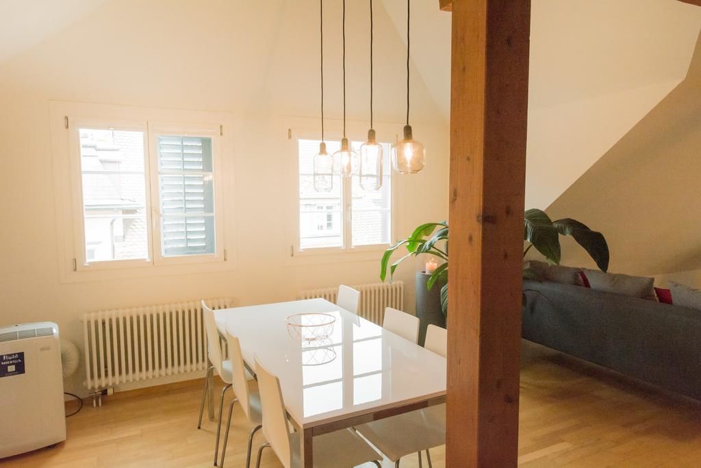 Departamento urbano, vista a la ciudad | Minibar y espacio para trabajar con laptop 