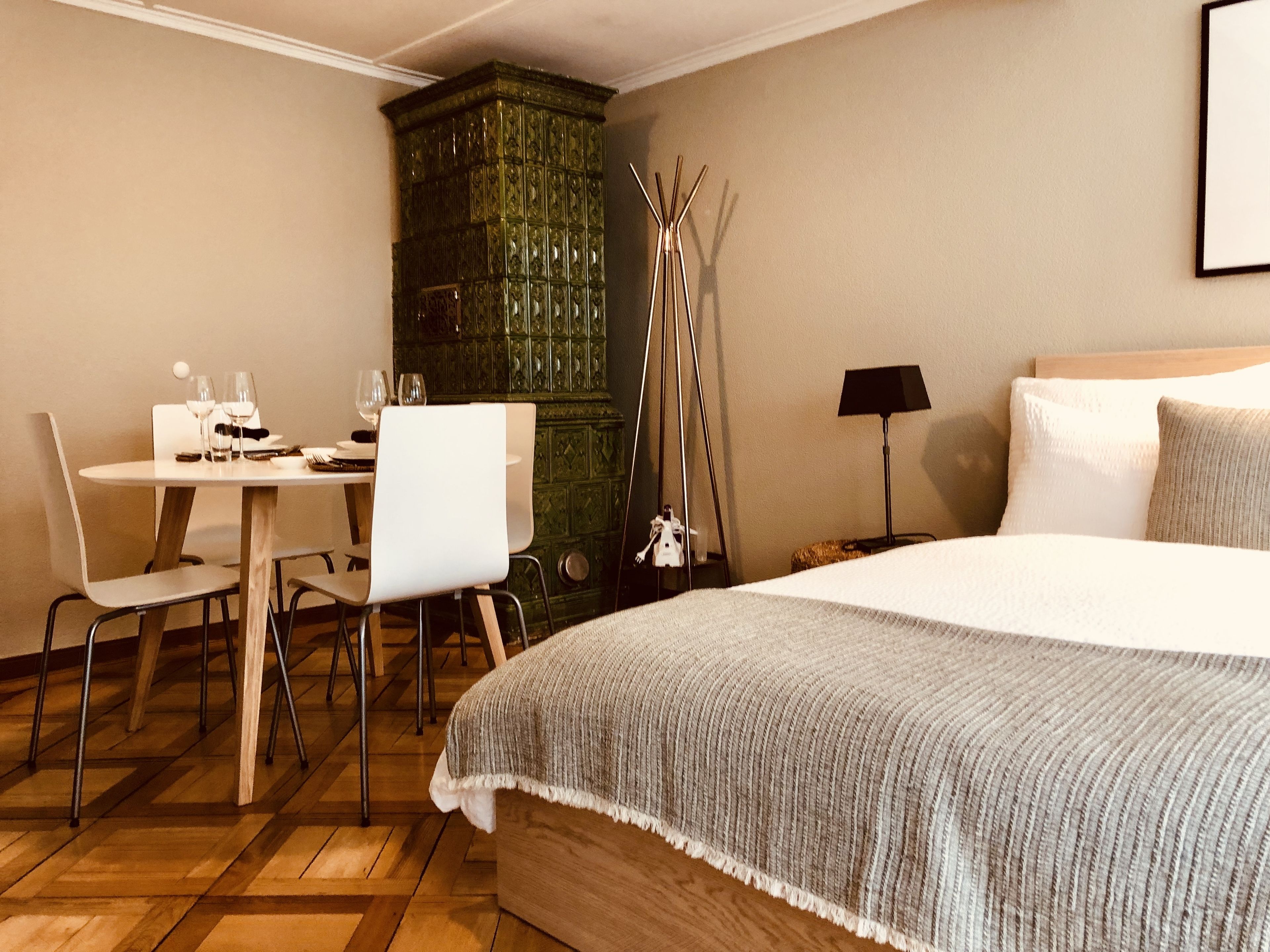 Tabla de planchar con plancha, wifi gratis y ropa de cama 