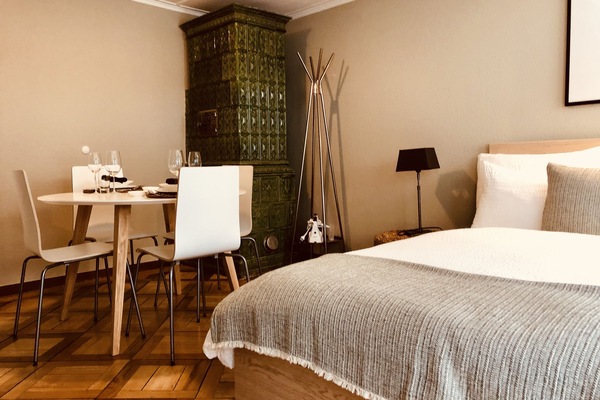 Tabla de planchar con plancha, wifi gratis y ropa de cama