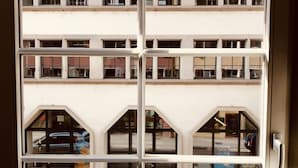 Un edificio de varios pisos con un atrio central y un garaje en la planta baja.