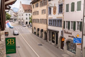 A street view with a building labeled "Bäckerei" and a sign indicating directions to "Arth Walchwil Oberwil" and "Aegeri Menzingen." - Top city center location by Airhome (Zug)
