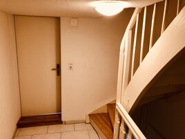 City Apartment, 1 Queen Bed | Interior entrance