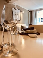 City Apartment, 1 Queen Bed | In-room dining