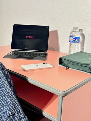 Schreibtisch, laptopgeeigneter Arbeitsplatz, schallisolierte Zimmer
