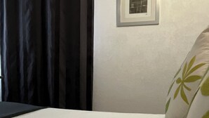 Escritorio y espacio para trabajar con un portátil