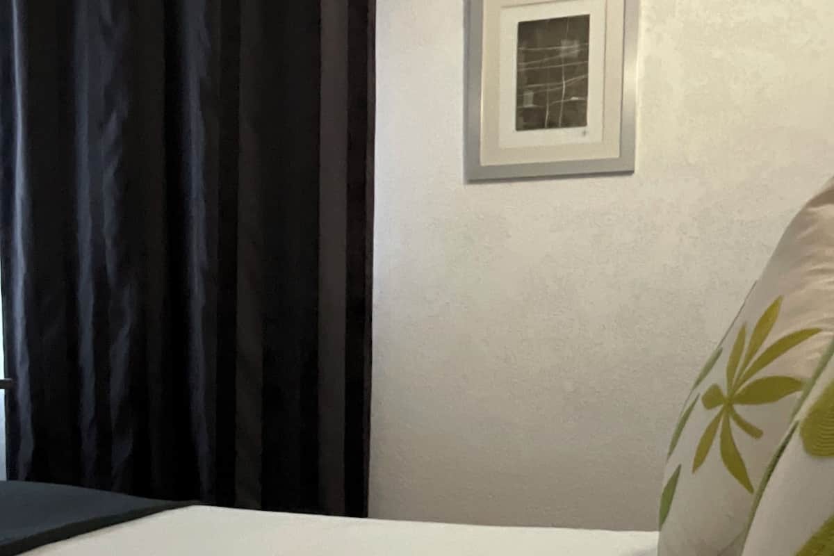 Desk, laptop workspace, soundproofing, free WiFi