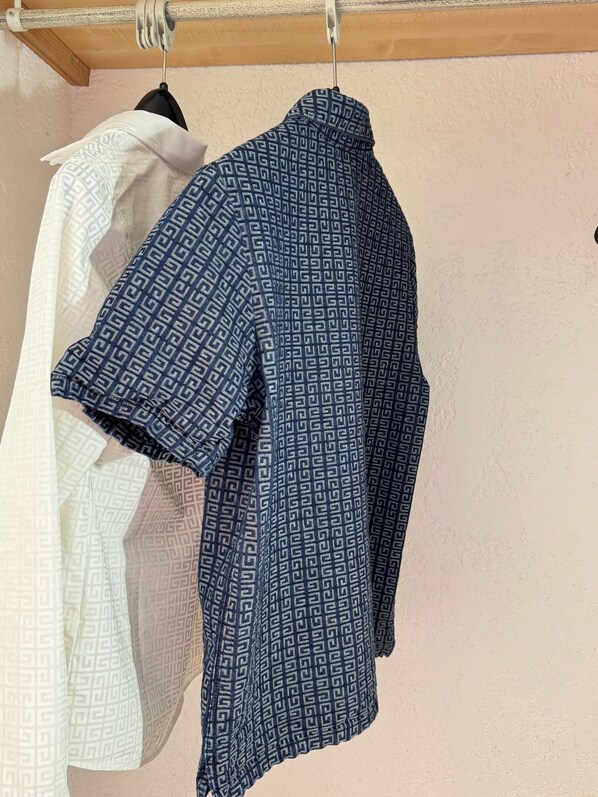 Schreibtisch, laptopgeeigneter Arbeitsplatz, schallisolierte Zimmer