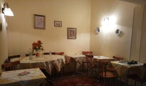 Frukostbuffé varje dag (EUR 4 per person)