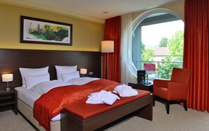 Dobbeltrom – comfort, balkong | Allergitestet sengetøy, dundyner, safe på rommet og skrivebord