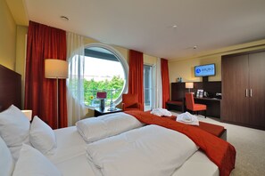 Hypo-allergenic bedding, down duvets, in-room safe, desk