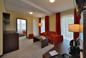 42-inch flat-screen TV with satellite channels, TV - ARIBO Hotel Erbendorf (Erbendorf)