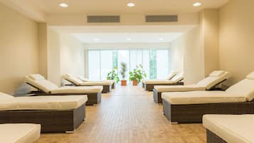 Piscine couverte, chaises longues