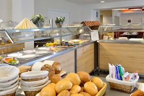 A buffet area with various food items, including bread, fruits, and salads. - ARIBO Hotel Erbendorf (Erbendorf)
