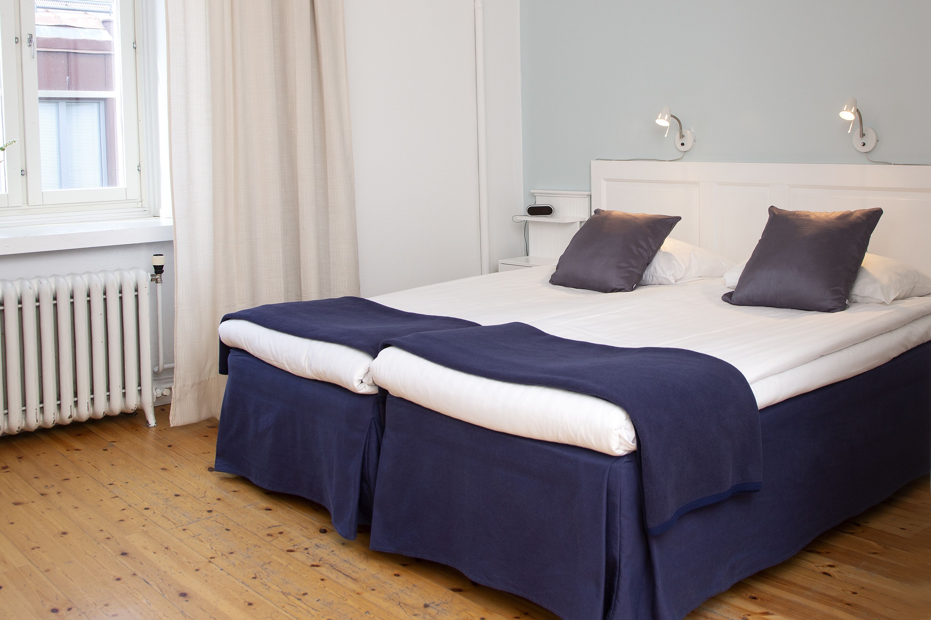 double room | desk, soundproofing, cots/infant beds, rollaway beds